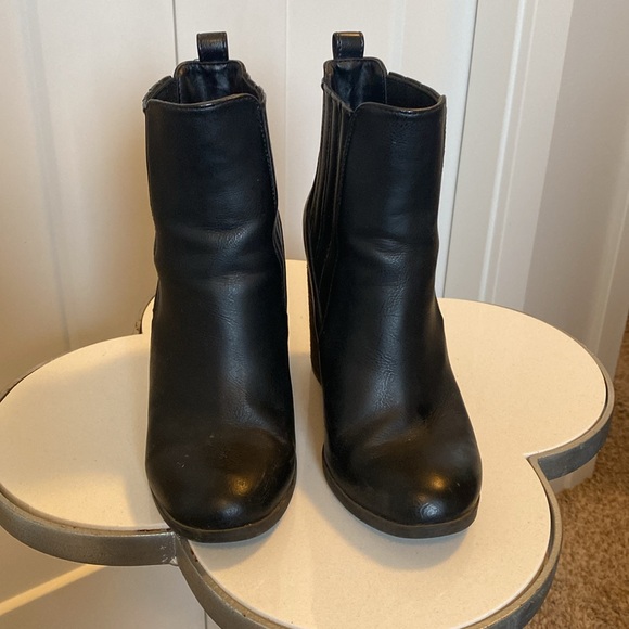 Size 5, Call it Spring boots - Picture 3 of 4